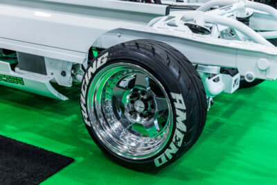 AMEND プレデター：ホイール＆タイヤは車体から大きくはみ出している