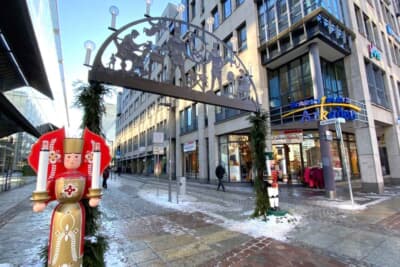 クリスマスマーケットの名残があり、かわいらしいです。開催時期にまた訪れてみたいです