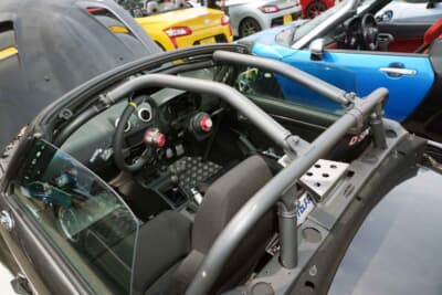 ダイハツ コペン：ボディ剛性を高めつつ、横転のクラッシュからドライバーを守るロールケージ。それでいてオープンカーの爽快感はまったく損なわない