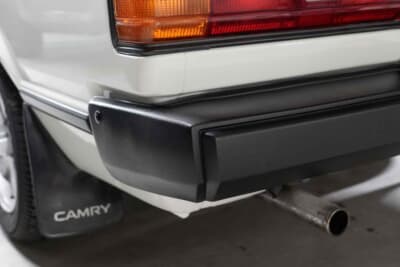 トヨタ セリカ カムリ 2000GT：長年の保管中に雨に晒されていた車体後部。傷んでいたウインカー周辺もしっかりと鈑金修理されている