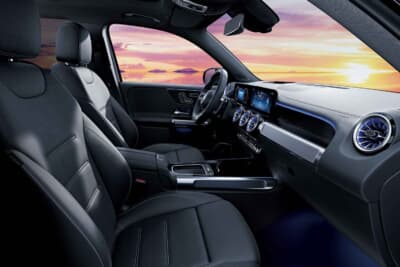 Mercedes-AMG GLB 35 4MATIC Final Edition：通常モデルで人気の有償オプションのアドバンスドパッケージを標準装備。快適性を高める