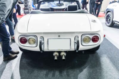 ロッキー 2000GT：映画の撮影用に造られたオリジナルのボンドカーにはない幌やドアガラスをセットする