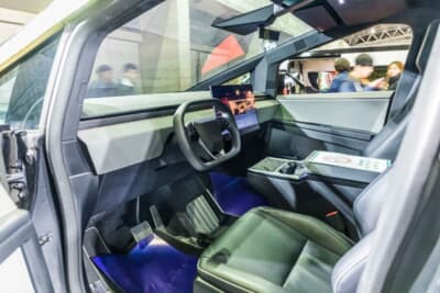 テスラ サイバートラック： 無機質なデザインのなかに最新技術が凝縮された直線基調のインテリア