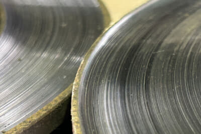 摩耗したSVXの純正ローター。ローターの縁が盛り上がったら交換時期だ