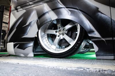 リヤは11Jをガブリと飲み込んでいます。５穴化キットのおかげで通常では履けないデザインの美麗なホイールもチャレンジできるというわけです！