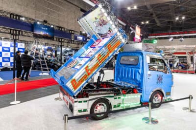 ダイハツ ハイゼット トラック PTO ダンプ 大発命:荷台側面の波板には「DAIHATSU EMOISHI CHOOOU OMOROIDE(ダイハツ、エモいし、ちょーオモロイで)」と記されている。頭文字をつなげると、デコトラの「DECO」になる仕掛け