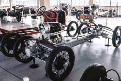 サン ジュスト：1923年にサイクルカーメーカー「サン ジュスト」が製作したシャシー。ミッドシップの空冷4気筒エンジンやバックボーンフレームなど、当時の常識を覆す非常に興味深いテクニカルな構造を隅々まで観察できる