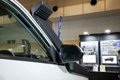 トヨタ プロボックス：Aピラー上部の固定には、純正アンテナの取り付け部にステーを介して装着するという手法を採用。このあたりの心遣いも嬉しいですね