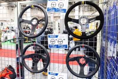 スパルコのステアリングは、操作性を重視した3スポークタイプが主流