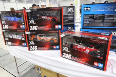 精巧な作りに見惚れる、ブースで販売されているRCカー