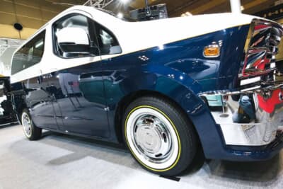 2色のボディカラーの境目には、ジーンズのステッチを連想させるオレンジのラインが走っている