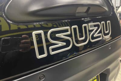 いすゞ ヴィークロス：スペアタイヤカバーに刻印された大型のロゴ。ブランドのアイデンティティを主張するとともに、スペシャリティSUVとしての誇りを感じさせる意匠だ