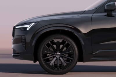 ボルボXC90 Ultra T8 AWD Plug-in hybrid Black Edition:足もとには専用の21インチ・ブラック5マルチスポークアルミホイールをセットアップ