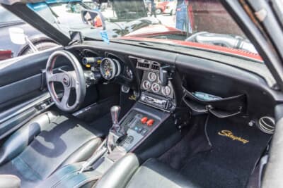 シボレー コルベットC3コンバーチブル：トランスミッションも純正の3速オートマチックから6速マニュアルに換装されており、よりダイレクトな走りを楽しめる仕様になっている