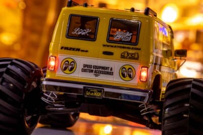 MOONEYESが実際に販売する商品を模したライセンスプレート&フレーム。ユニークなアメリカン・フィーリングを添えている