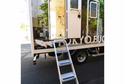 それぞれに写真やイラストなどで所有する自治体の車両の外装を彩っている