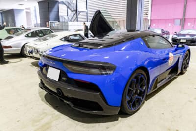 2022年式 マセラティ MC-20:バタフライドアが開く瞬間のドラマチックな演出と流麗なリアライン。カーボンモノコックを採用した軽量なボディが放つ研ぎ澄まされたオーラはまさに公道を走るレーシングカーだ