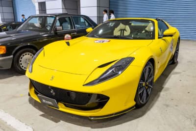 2021年式 フェラーリ 812GTS:812スーパーファストのオープン版として半世紀ぶりに復活したV12スパイダー。ジアッロ(イエロー)のボディが放つ華やかなオーラとV12サウンドの共演はまさに至福の移動空間だ