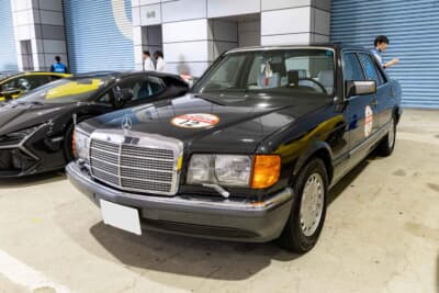 1989年式 メルセデス・ベンツ 500SE:Sクラス史上最も成功したW126型の中でも、強力な5L V8エンジンを搭載した実力派モデル。威風堂々としたフロントグリルが、当時のメルセデスが掲げた「最善か無か」の哲学を現代に体現している