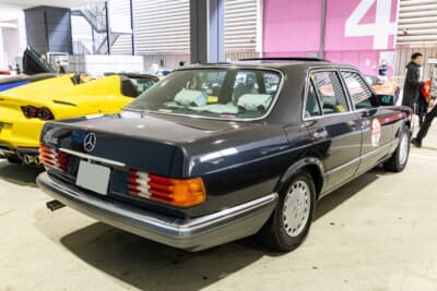 1989年式 メルセデス・ベンツ 500SE:質実剛健なブラックのボディが映える重厚なリアビュー。V8ならではの豊潤なトルクを活かし、静々と、かつ力強く加速していく後ろ姿には、現代の高級車も凌駕する圧倒的な品格が宿っている