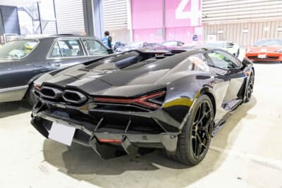 2025年式 ランボルギーニ レヴエルト:エンジンが剥き出しとなった「オープンエンジンベイ」が圧倒的なメカニカル感を演出。プラグインハイブリッドとなってもV12の咆哮と情熱は不変であることを証明するリアビューだ