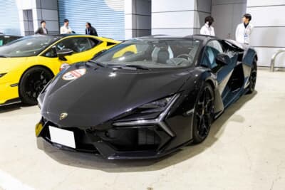 2025年式 ランボルギーニ レヴエルト:アヴェンタドールの後を継ぐ新世代V12ハイブリッド「HPEV」。ブラックのボディに「Y」字の最新ライトサインが猛牛のDNAを未来へと繋ぐ新たなアイコンとなっている