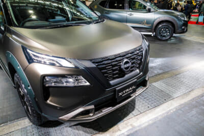 大阪オートメッセ2025の日産ブースには新旧2台のエクストレイルが同じテイストで仕上げられて並んだ