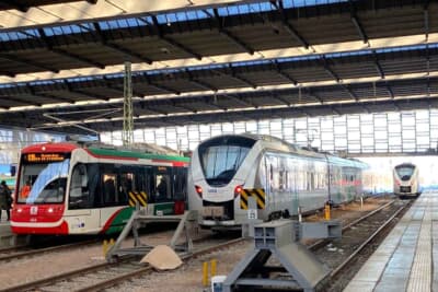 ケムニッツ中央駅には様々な方面へ向かう在来線が行き来していますが、高速鉄道(ICE)は停車しません