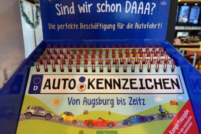 ナンバープレートを探す子供用のガイドブック。長距離ドライブでも子供が飽きずに楽しめる工夫ですね
