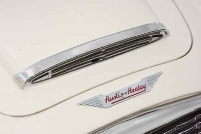 オースチン ヒーレー 100-6： 誇らしげにフロントマスクを飾る「Austin-Healey」の伝統的なエンブレム