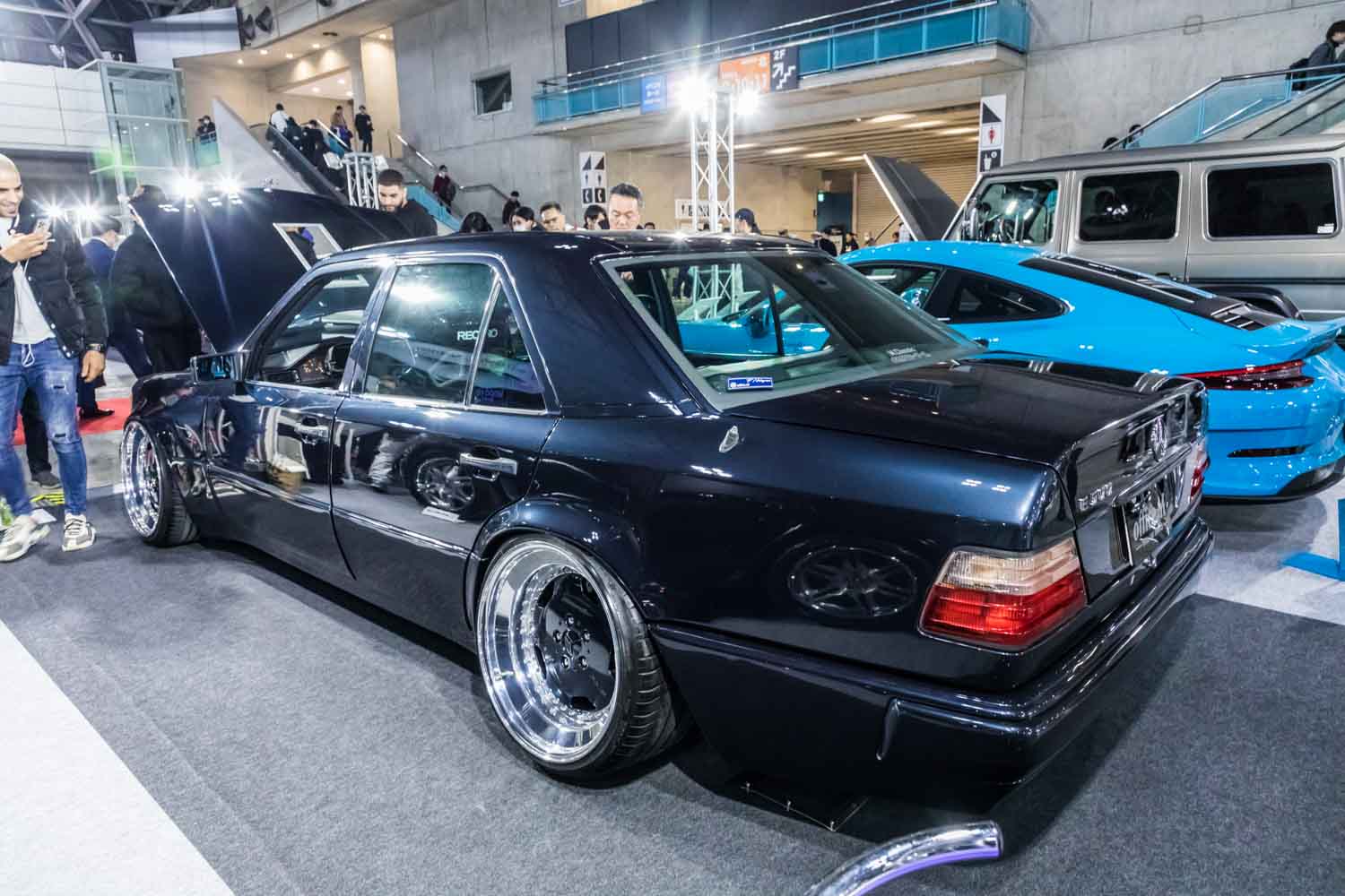 ポルシェ製ベンツ「E500リミテッド」を8連スロットル＆6速MT化！ 見えない箇所を激変させた究極のレストモッド