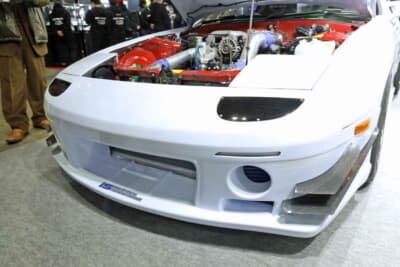 マツダ RX-7:固定ライト用のRE雨宮製バンパーを、あえてリトラクタブル用にリメイクした点に注目したい