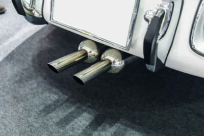 ロッキー 2000GT：キャブトンタイプのツインセンターマフラーを組み合わせて特徴的なテールスタイルを実現