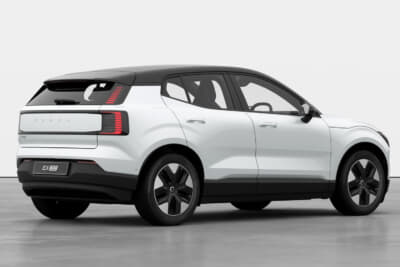 ボルボEX30 Plus Single Motor Selection：ルーフとスポイラーをブラックアウト。クリスタルホワイトのボディカラーに際立つ演出