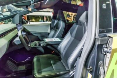 テスラ サイバートラック：フロントシートはヘッドレスト一体型。15スピーカーのオーディオシステムや電気製品の充電用デバイスも装備する