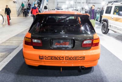 ホンダ シビック：リアゲートもカーボン製に換装。ナンバーポケット周りの造形も美しく、バックスタイルに圧倒的な存在感を与えている