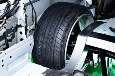 AMEND：純正フェンダーの内側に11Jのホイールを収めるべく、リヤのホーシングはナロード加工。しかしこの大胆にして緻密なオリジナルのフレームワーク… 本当に美しいです