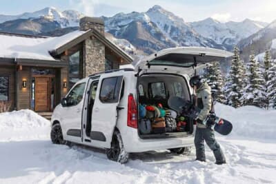 フィアット ドブロ MAXI 5 Bianco Gelato：名門キャンピングカービルダー設計の専用ラゲッジフロアボードを搭載でよりアクティブに、よりタフに遊び倒せる