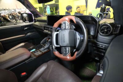 トヨタ ランドクルーザー250：純正加工のリアルカーボンインテリアを採用