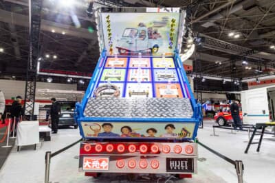 ダイハツ ハイゼット トラック PTO ダンプ 大発命:ハイゼット柄の荷台はシフトノブを使った巨大な輪投げ会場になっていた。輪投げの輪は内装柄と同デザインのハンドルカバーである。これはデモカー用のワンオフ品だが、シートカバーやフロアマットとともに、評判次第では製品化も検討している