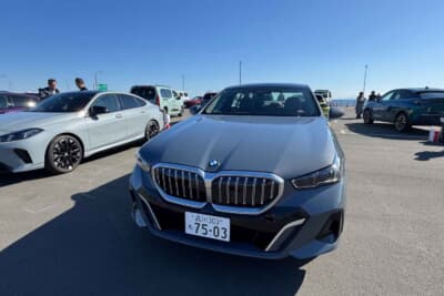BMW 525Li エクスクルーシブ Mスポーツ：通常の5シリーズよりホイールベースは約110mm延長されていて、足もとの広さは7シリーズ並み！