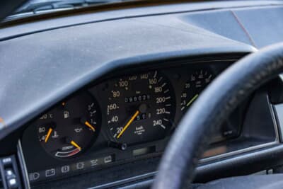メルセデス・ベンツ124ミディアムクラス・セダン:視認性に優れた大型の計器類。バックライトのLED化により夜間の視認性も確保した