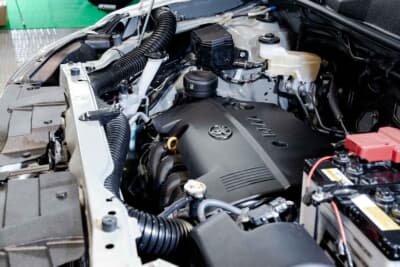 トヨタ プロボックス：蛇腹式のエアホースを取り回したエンジンルーム。シュノーケルの取り付けにはフェンダー裏側から5点のボルト留めで固定します。フェンダーは一枚単体なので、これなら元に戻す際にも比較的気が楽だと思います