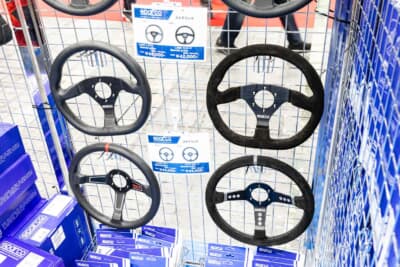 直径330～350mmのスウェードタイプやレザータイプが多数展示されていた