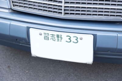メルセデス・ベンツ 300E：当時のままの「習志野33」ナンバー。新車時から33年間の歴史を物語る重要なディテール