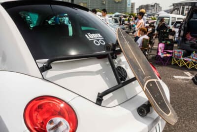 VWビートル：リアゲートに備わるキャンパーラック。限られた積載スペースを有効に活用する賢いアイデアだ