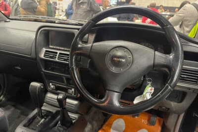 いすゞ ヴィークロス：スポーティな3連メーターを採用したコクピット。乗用車ライクな操作性と、SUVらしい力強さを兼ね備えたデザインは、ドライバーの昂揚感を高めてくれる