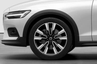 ボルボV60 Cross Country Ultra B5 AWD Classic Edition：19インチダブルスポークアルミホイールを特別装備。カット面とブラックのコントラストが鮮烈