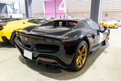 2025年式 フェラーリ 296GTB:中央一本出しのエキゾーストと彫刻のようなリアフェンダーの隆起が美しい。コンパクトながらも凝縮されたメカニズムを感じさせる後ろ姿は新時代のフェラーリ像を鮮烈に印象付ける