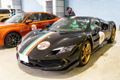 2025年式 フェラーリ 296GTB:V6ハイブリッドという新たな歴史を刻むミッドシップ・ベルリネッタ。往年の250LMをオマージュした流麗なフォルムはフェラーリらしいエレガンスと最新の空力性能を完璧に調和させている